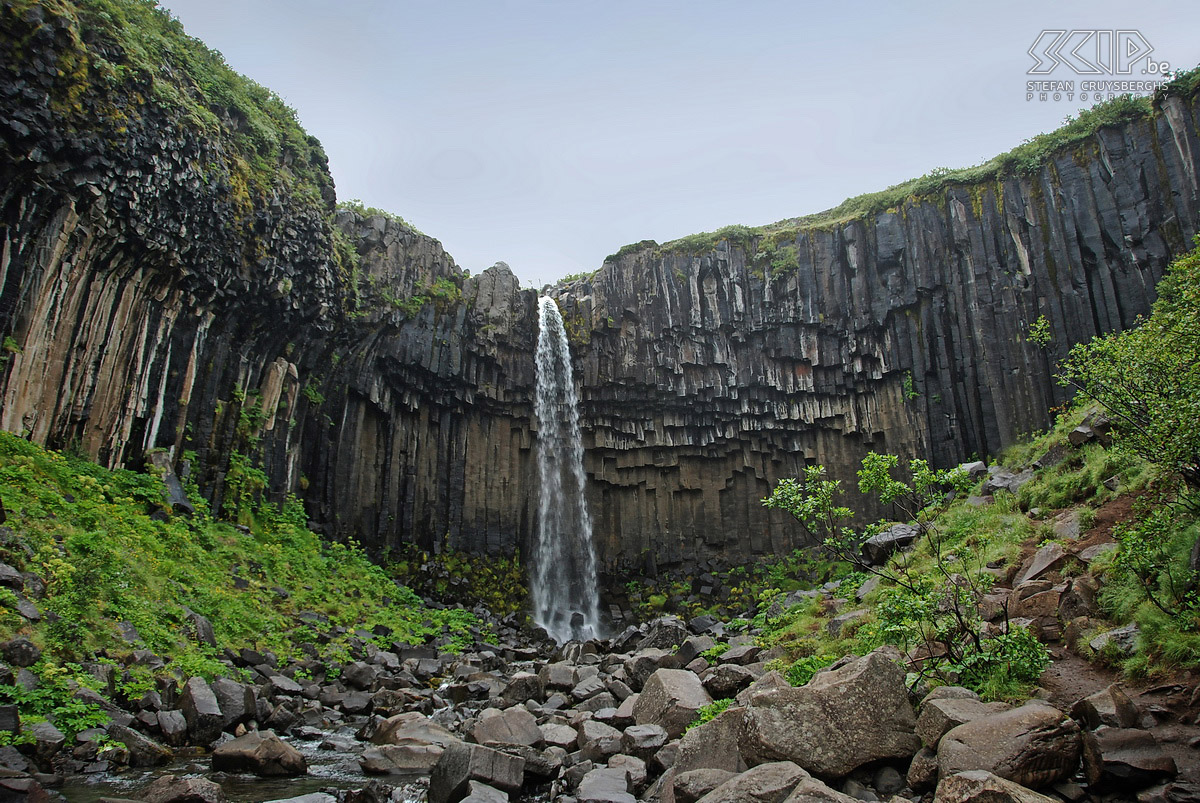 Skaftafell - Svartifoss We spend the night in Bolti in the national park Skaftafell. In the morning we take a walk to the beautiful Svartifoss cascade which is surrounded by columns of black basalt. Stefan Cruysberghs